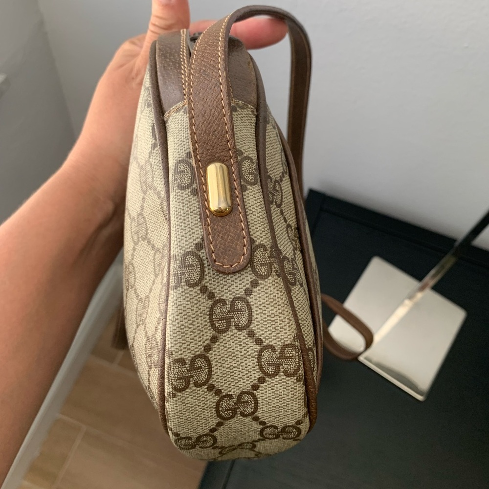 (28) GUCCI 70s Oval Crossbody - Picture 9 of 10